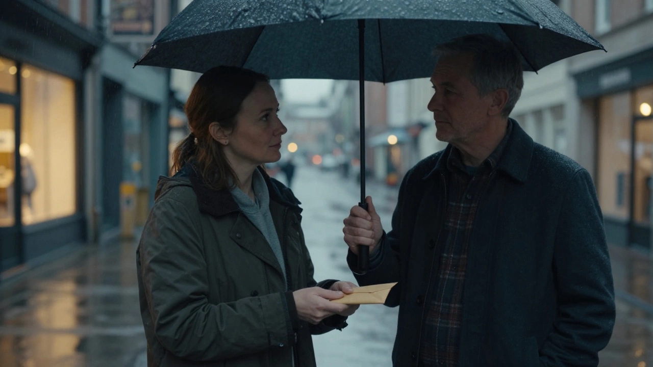 Взрослый человек передаёт другу конверт с деньгами под дождём, с уважением и благодарностью.